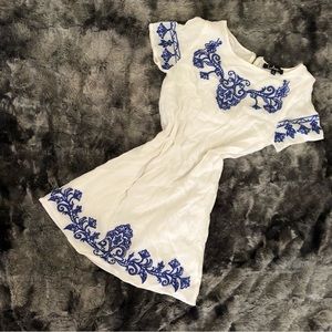LULU’S BLUE EMBROIDERED PATTERNED FLORAL AZTEC WHITE MINI DRESS